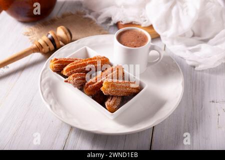 Churros. Gebratener Weizenteig, ein sehr beliebter süßer Imbiss in Spanien, Mexiko und anderen Ländern, wo man ihn üblicherweise zum Frühstück oder zum Frühstück isst Stockfoto