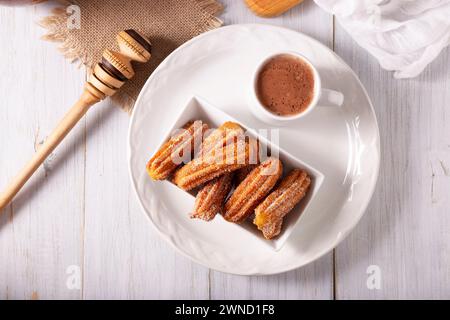 Churros. Gebratener Weizenteig, ein sehr beliebter süßer Imbiss in Spanien, Mexiko und anderen Ländern, wo man ihn üblicherweise zum Frühstück oder zum Frühstück isst Stockfoto