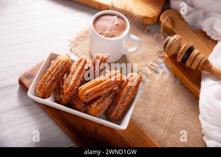 Churros. Gebratener Weizenteig, ein sehr beliebter süßer Imbiss in Spanien, Mexiko und anderen Ländern, wo man ihn üblicherweise zum Frühstück oder zum Frühstück isst Stockfoto