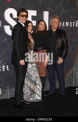 New York, USA. März 2024. (L-R) Jake Bongiovi, Millie Bobby Brown, Dorothea Hurley und Jon Bon Jovi nehmen an der Netflix's 'Damsel' New York Premiere Red Teppich im Plaza Hotel, New York, NY, 1. März 2024 Teil. (Foto: Anthony Behar/SIPA USA) Credit: SIPA USA/Alamy Live News Stockfoto