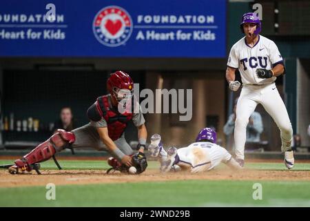 Arlington, Texas, USA. März 2024. JACK BASSER (8) reagiert auf TCU-Teamkollegen BRUNSON (15), der in die Startplatte taucht, als der USC-Fänger JACOB GALLOWAY (40) versucht, ein Tag anzubringen. Brunson erzielte den neunten Lauf von TCU im elften Inning, was den gehörnten Fröschen am Freitag im Globe Life Field in Arlington, Texas, einen hart verdienten Sieg über USC bescherte. Das Spiel ist Teil der Kubota College Baseball Series. An diesem Wochenende nehmen USC, Arizona State, Texas A&M und TCU an der Wochenendserie Teil. TCU spielt zweimal USC und einmal Arizona State. Sie werden nicht Texas A&M spielen Das Spiel ging an 11 Inni Stockfoto