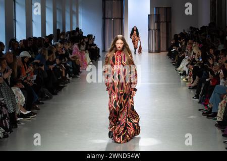 Paris, Frankreich. März 2024. Während der Leonard Paris Damenmode Herbst/Winter 2024-2025 Show im Rahmen der Paris Fashion Week am 1. März 2024 in Paris, Frankreich, spaziert ein Model auf dem Laufsteg. Foto: Aurore Marechal/ABACAPRESS.COM Credit: Abaca Press/Alamy Live News Stockfoto