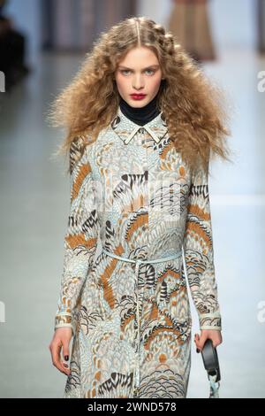 Paris, Frankreich. März 2024. Während der Leonard Paris Damenmode Herbst/Winter 2024-2025 Show im Rahmen der Paris Fashion Week am 1. März 2024 in Paris, Frankreich, spaziert ein Model auf dem Laufsteg. Foto: Aurore Marechal/ABACAPRESS.COM Credit: Abaca Press/Alamy Live News Stockfoto