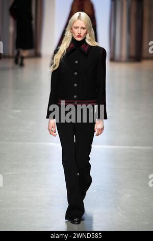 Paris, Frankreich. März 2024. Während der Leonard Paris Damenmode Herbst/Winter 2024-2025 Show im Rahmen der Paris Fashion Week am 1. März 2024 in Paris, Frankreich, spaziert ein Model auf dem Laufsteg. Foto: Aurore Marechal/ABACAPRESS.COM Credit: Abaca Press/Alamy Live News Stockfoto