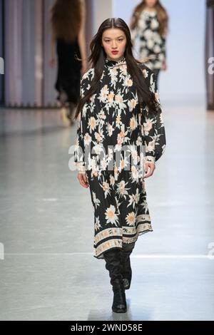 Paris, Frankreich. März 2024. Während der Leonard Paris Damenmode Herbst/Winter 2024-2025 Show im Rahmen der Paris Fashion Week am 1. März 2024 in Paris, Frankreich, spaziert ein Model auf dem Laufsteg. Foto: Aurore Marechal/ABACAPRESS.COM Credit: Abaca Press/Alamy Live News Stockfoto