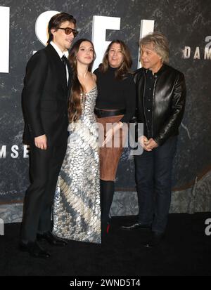 1. März 2024, New York, New York, USA: Schauspieler JAKE BONGIOVI, MILLIE BOBBY BROWN, DOROTHEA HURLEY und Sänger JON BON JOVI bei der Ankunft des roten Teppichs bei der Netflixâ€ â˜Damselâ€™ Weltpremiere im Pariser Theater. (Kreditbild: © Nancy Kaszerman/ZUMA Press Wire) NUR REDAKTIONELLE VERWENDUNG! Nicht für kommerzielle ZWECKE! Stockfoto
