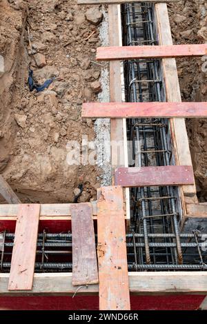 Grundwerke einer Staustelle eines neuen Hauses in vertikaler Komposition Stockfoto