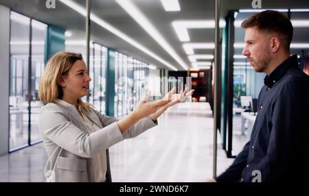 Bürostreit Und Streit. Mann-Frau-Konflikt Stockfoto
