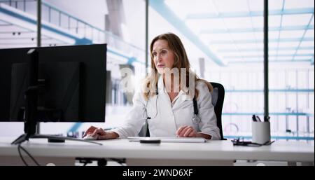 Arzt Am Computer Im Krankenhaus. Frau Stockfoto