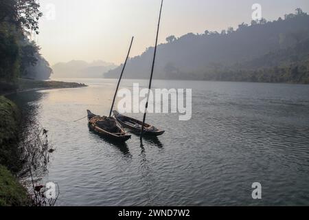 Leeres Boot im Kaptai-See. Dieses Foto wurde aus Kaptai, Bangladesch, aufgenommen. Stockfoto