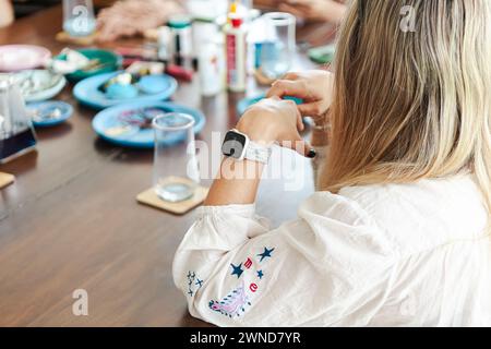 Verschiedene Gruppen zusammen am Tisch mit Tellern Stockfoto