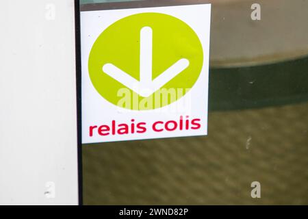 Bordeaux , Frankreich - 02 29 2024 : Relais Colis Schild Marke und Text Logo Ladenaufkleber Tür auf Paketversand Stockfoto