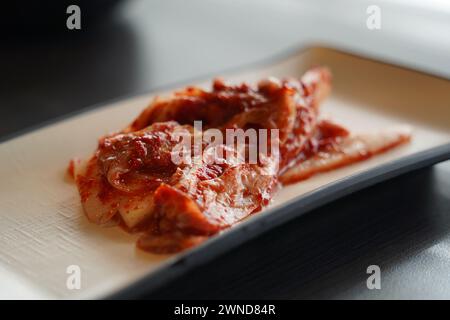 Koreanisches Essen Kimchi, Kimchi auf einem weißen Teller. Stockfoto