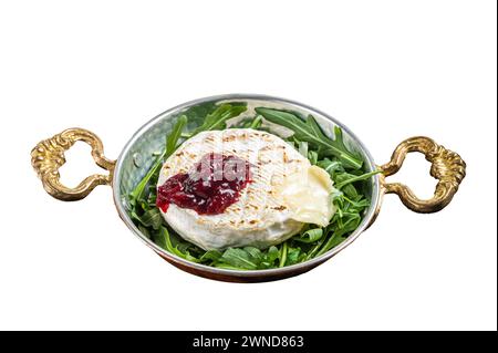 Gebackener Camembert-Brie-Käse mit Preiselbeersauce und garniert mit Rucola-Salat in einer Pfanne. Isoliert auf weißem Hintergrund. Draufsicht Stockfoto