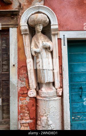 Eine von drei antiken Statuen am Campo dei Mori in Venedig Stockfoto