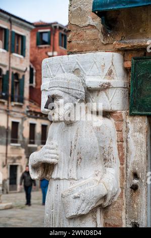 Eine von drei antiken Statuen am Campo dei Mori in Venedig Stockfoto