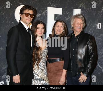 1. März 2024, New York, New York, USA: Schauspieler JAKE BONGIOVI, MILLIE BOBBY BROWN, DOROTHEA HURLEY und Sänger JON BON JOVI bei der Ankunft des roten Teppichs bei der „Damsel“-Weltpremiere im Pariser Theater. (Kreditbild: © Nancy Kaszerman/ZUMA Press Wire) NUR REDAKTIONELLE VERWENDUNG! Nicht für kommerzielle ZWECKE! Stockfoto