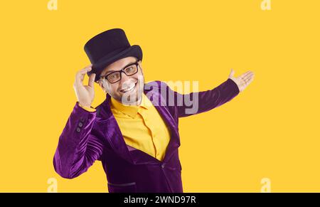 Fröhlich lächelnder junger Mann im Retro-Style-Partyoutfit. Stockfoto