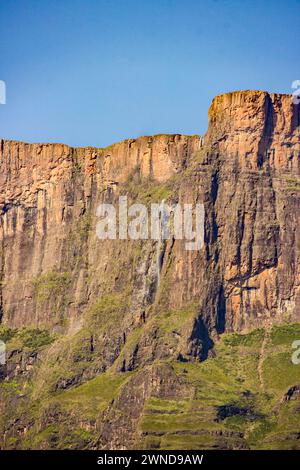 Fernblick auf die Spitze der Tugela Falls, in den Drakensberg Mountains in Südafrika Stockfoto