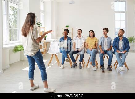 Frau Business Trainerin, die Kunden berät oder Lehrkräfte unterrichtete Stockfoto