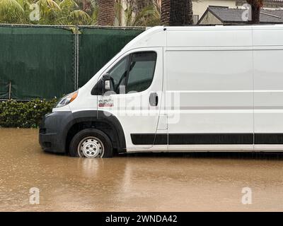 Santa Barbara, Kalifornien, USA, 1. März 2024. Das Rad eines weißen Van, der links auf dem Channel Drive geparkt ist, steht am 1. März 2024 aufgrund des Regensturms mitten in der Straßenflut. Das Hotel liegt zwischen dem Biltmore Hotel der vier Saison und dem exklusiven Coral Casino Beach und Cabana Club in Montecito, CA. Die Überschwemmungen passieren hier in den ersten Stunden des Regenfalls und dieses Mal drohte, einen Weg in den weißen Passagierwagen zu tragen. (Kreditbild: © Amy Katz/ZUMA Press Wire) NUR REDAKTIONELLE VERWENDUNG! Nicht für kommerzielle ZWECKE! Stockfoto