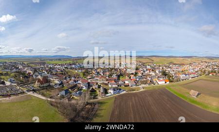 Luftpanorama von Harmannsdorf im Weinviertel. Eine kleine ländliche Stadt in Niederösterreich, Europa. Stockfoto