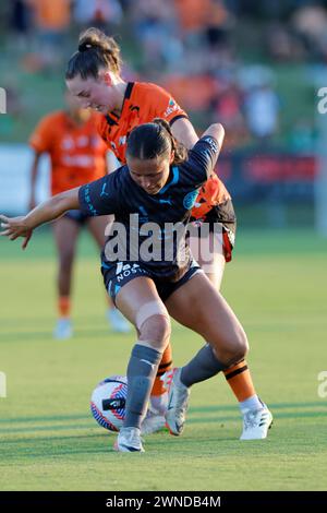 Brisbane, Australien. März 2024. Brisbane, Australien, 2. März 2024: Deborah-Anne de La Harpe (3 Brisbane) fordert Bryleeh Flo Henry (22 Melbourne) während des Liberty A League Spiels zwischen Brisbane Roar und Melbourne City FC im Perry Park (Promediapix/SPP) Credit: SPP Sport Press Photo. /Alamy Live News Stockfoto