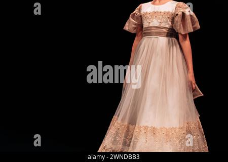 Vintage-flauschiges beigefarbenes Kleid mit Perlen für Kinder. Elegante Mode für Mädchen Stockfoto