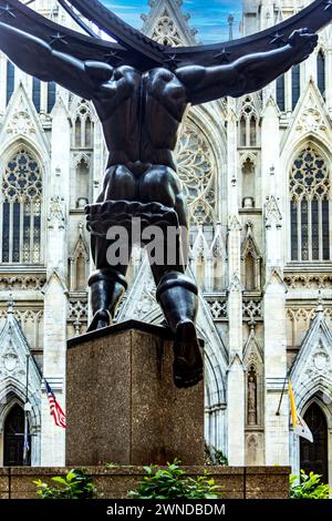 Der Riesen Atlas ist eine Bronzestatue vor der neogotischen geschmückten St. Patrick's Catholic Cathedral in New York City. Stockfoto