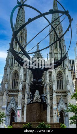 Riesen Atlas eine Bronzestatue vor der dekorierten neogotischen St. Patricks katholische Kathedrale an einem sonnigen Tag in New York. Stockfoto