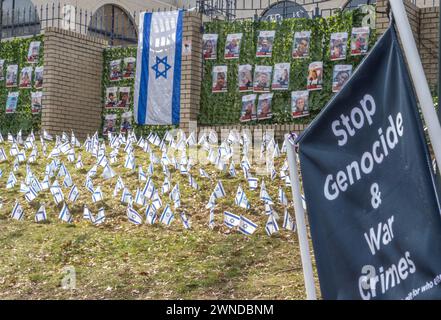 Washington, Usa. Februar 2024. Plakate und Fahnen, die die israelischen Opfer am Montag, den 26. Februar 2024 vor der israelischen Botschaft in Washington, DC, USA, bezeichnen. Foto: Ron Sachs/CNP/ABACAPRESS.COM Credit: Abaca Press/Alamy Live News Stockfoto