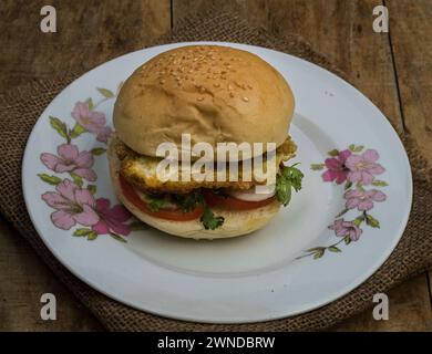 Frische Burger Omelette isoliert, Omelette Braten Eierplatte auf hölzernem Hintergrund. Stockfoto