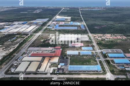 Lagos. März 2024. Das Luftbild der Drohne, aufgenommen am 1. März 2024, zeigt einen Blick auf die Freihandelszone Lekki in Lagos, Nigeria. Gemeinsam von chinesischen Unternehmen und der Regierung des Bundesstaates Lagos gegründet, begann die Lekki Freihandelszone 2006 mit dem Bau. Nach 18 Jahren Entwicklung hat die Zone in der sozioökonomischen Dynamik Nigerias an Dynamik gewonnen und den Prozess der Industrialisierung und der Schaffung von Arbeitsplätzen erheblich beschleunigt. Quelle: Han Xu/Xinhua/Alamy Live News Stockfoto