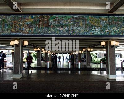 Nairobi, Nairobi, Kenia. März 2024. Detail des Haupteingangs der UN-Station Nairobi mit einem Wandbild, das verschiedene Prozesse der Umweltpflege und -Zerstörung darstellt. (Kreditbild: © Bianca Otero/ZUMA Press Wire) NUR REDAKTIONELLE VERWENDUNG! Nicht für kommerzielle ZWECKE! Stockfoto