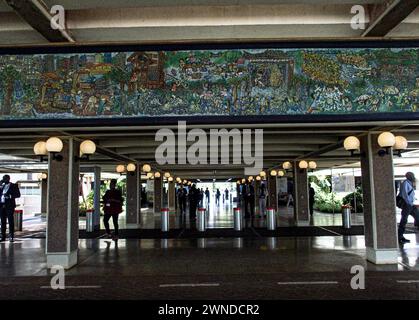 Nairobi, Nairobi, Kenia. März 2024. Detail des Haupteingangs der UN-Station Nairobi mit einem Wandbild, das verschiedene Prozesse der Umweltpflege und -Zerstörung darstellt. (Kreditbild: © Bianca Otero/ZUMA Press Wire) NUR REDAKTIONELLE VERWENDUNG! Nicht für kommerzielle ZWECKE! Stockfoto