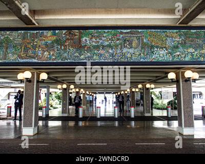 Nairobi, Nairobi, Kenia. März 2024. Detail des Haupteingangs der UN-Station Nairobi mit einem Wandbild, das verschiedene Prozesse der Umweltpflege und -Zerstörung darstellt. (Kreditbild: © Bianca Otero/ZUMA Press Wire) NUR REDAKTIONELLE VERWENDUNG! Nicht für kommerzielle ZWECKE! Stockfoto