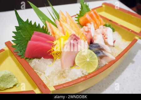 Japanischen sashimi auf Boot Platte Gesetzt Stockfoto