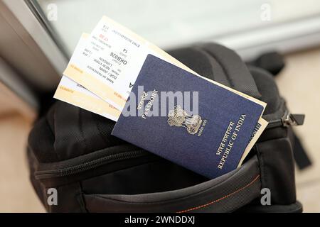 Blauer indischer Pass mit Flugtickets auf touristischem Rucksack aus nächster Nähe. Tourismus und Reisekonzept Stockfoto