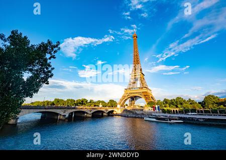 Panoramablick auf Eiffelturm, seine und pont d'lena in Paris, Frankreich Stockfoto