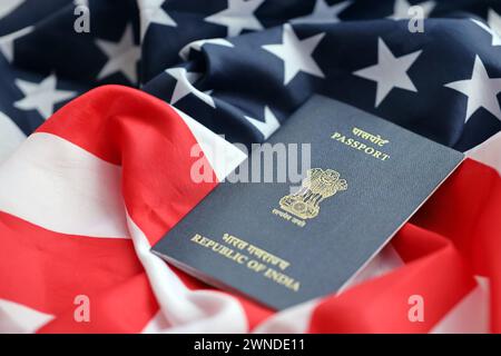 Blauer indischer Pass auf US-Nationalflagge Hintergrund Nahaufnahme. Tourismus und Diplomatie Stockfoto