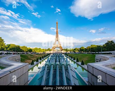 Paris, Frankreich - 22. Juli 2022: Eiffelturm von einem Bahnsteig in der Ecole Militaire (Militärschule) aus gesehen Stockfoto
