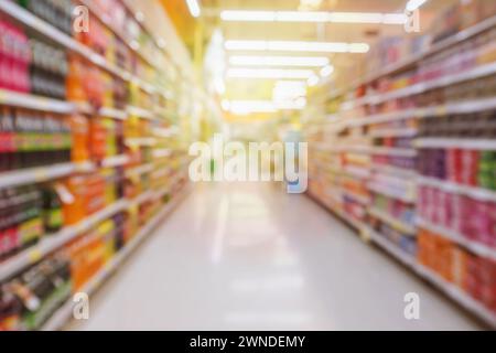 Abstrakter Supermarktgang mit alkoholfreien Getränkeflaschen Produktregale verschwommener Hintergrund Stockfoto