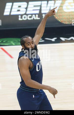 Los Angeles, USA. März 2024. James Harden von Los Angeles Clippers feiert seinen 3-Punkte-Sieg im NBA-Spiel 2023-2024 zwischen Los Angeles Clippers und Washington Wizards in Los Angeles, USA, am 1. März 2024. Quelle: Ringo Chiu/Xinhua/Alamy Live News Stockfoto
