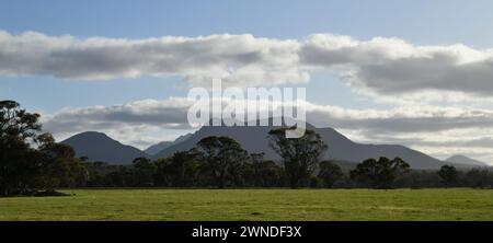 Niedrige Wolken hängen über dem Stirling-Nationalpark Stockfoto