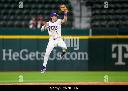 Arlington, Texas, USA. März 2024. TCU zweiter Baseman PEYTON CHATAGNIER (1) schnappt sich den Ball mit einem hohen Sprungbrett von Dean Carpentier der USC in der Spitze des 11. Inning während des Spiels am Freitag auf dem Globe Life Field in Arlington, Texas. Carpentier erreichte die erste Basis für eine Single.das Spiel ist Teil der Kubota College Baseball Series. Dieses Wochenende nehmen USC, Arizona State, Texas A&M und TCU an der Wochenendserie Teil. TCU spielt zweimal USC und einmal Arizona State. Sie werden nicht Texas A&M spielen Das Spiel ging auf 11 Innings, wobei TCU die Trojaner mit 9:8 besiegte. Der Sieg bringt TCU mit 10:0. Stockfoto