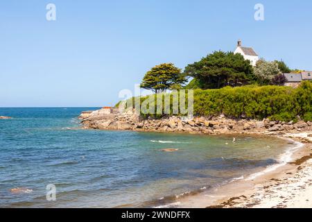 Die Chapelle Sainte-Barbe aus dem 17. Jahrhundert oberhalb der Plage de Porz AR Gored, ein unberührter Strand in der Nähe des Alten Hafens in Roscoff, Finistère, Bretagne, Frankreich Stockfoto