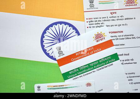 Indische Aadhaar-Karte von der Unique Identification Authority of India auf indischer Flagge Nahaufnahme Stockfoto