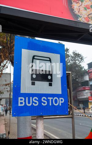 Januar 2024, Uttarakhand Indien. City Transit: Bushaltestelle auf Rajpur Road, Dehradun, Uttarakhand, Indien. Stadtverkehr Stockfoto