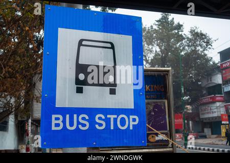 Januar 2024, Uttarakhand Indien. City Transit: Bushaltestelle auf Rajpur Road, Dehradun, Uttarakhand, Indien. Stadtverkehr Stockfoto