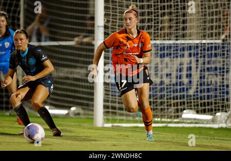Brisbane, Australien. März 2024. Brisbane, Australien, 2. März 2024: Leah Scarpelli (17 Brisbane) löscht den Ball während des Liberty A League-Spiels zwischen Brisbane Roar und Melbourne City FC im Perry Park (Promediapix/SPP) Credit: SPP Sport Press Photo. /Alamy Live News Stockfoto